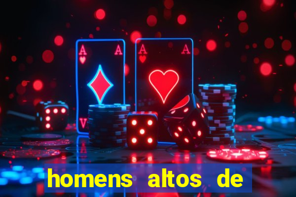 homens altos de pau grande